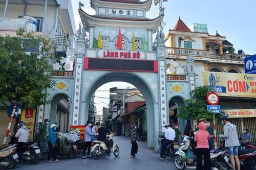 Ra đường không giấy tờ, người phụ nữ dùng 2 con dao 'nói chuyện' với cán bộ chốt kiểm dịch