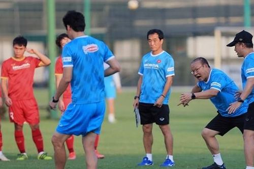 Bóng đá Việt Nam được gì khi áp dụng 'cơ chế bong bóng'?