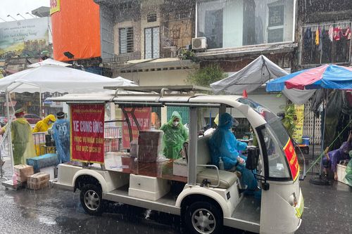 Hàng chục CBCS đội mưa lớn, tiếp nhận hàng hóa cho nhân dân trong vùng phong tỏa Văn Miếu - Văn Chương