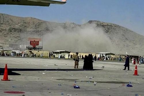 Đánh bom khủng bố làm rung chuyển sân bay Kabul