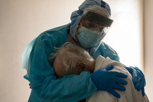 Bác sĩ Mỹ kiệt sức, cầu xin người dân đi tiêm vaccine