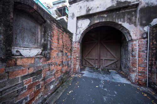 Cánh cửa Ô Quan Chưởng đóng kín