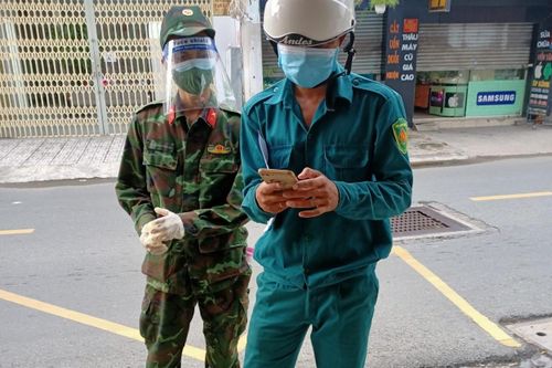 Người dân TP.HCM được đi chợ hộ: 'Nhận 1/3 số hàng đăng ký là mừng'
