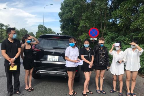 Hà Nội: Phát hiện ô tô chở 6 cô gái dùng giấy đi đường giả ở Sóc Sơn