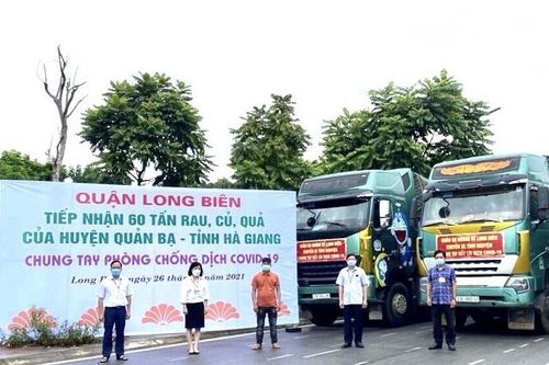Quận Long Biên tiếp nhận 60 tấn, rau, củ quả do huyện Quản Bạ (Hà Giang) ủng hộ