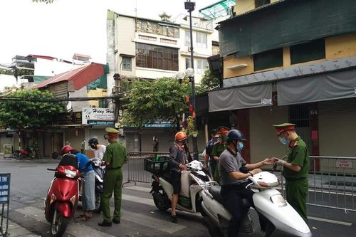 Hà Nội: Xử lý hơn 1.000 vụ vi phạm phòng chống dịch, khống chế lái xe lăng mạ cán bộ chốt