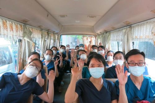 Các y, bác sĩ miền Trung tiếp sức cho TPHCM, Bình Dương chống dịch