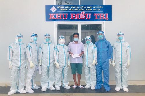 Những bệnh nhân nặng đầu tiên vỡ òa cảm xúc khi rời khỏi Trung tâm Hồi sức người bệnh Covid-19