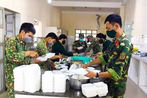 Chăm lo từng bữa cơm, giấc ngủ cho bà con trong khu cách ly