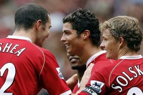 Ronaldo đến Man City: HLV Solskjaer không tin, fan Man Utd mong đừng 'tàn nhẫn' thế