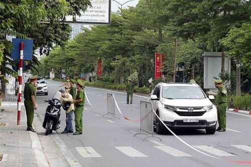 Bị lập biên bản, người phụ nữ cầm dao dọa đâm chết lực lượng chống dịch