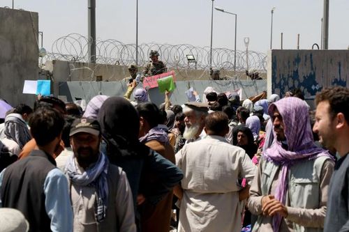 Hàng chục dân thường và lính Mỹ thiệt mạng sau vụ đánh bom liều chết ở sân bay Kabul