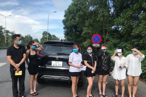 Hà Nội: Phát hiện ô tô chở 6 cô gái sử dụng giấy đi đường giả