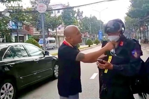 'Thông chốt' kiểm dịch Covid-19 bất thành, người đàn ông dọa sát hại cảnh sát
