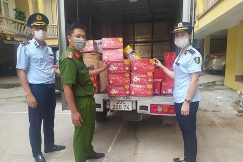 Đồ chơi, bánh trung thu Trung Quốc không rõ nguồn gốc ồ ạt 'chảy' về Việt Nam