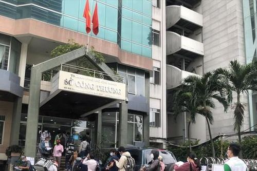Chết dở với giấy đi đường