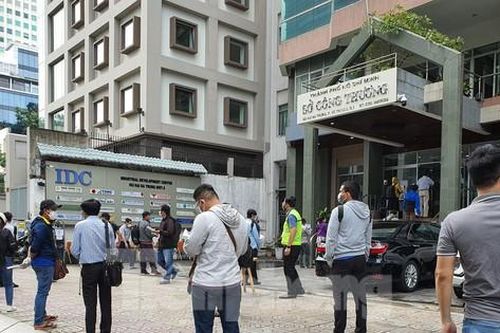 Rồng rắn xếp hàng trước Sở Công thương TPHCM chờ xin giấy đi đường