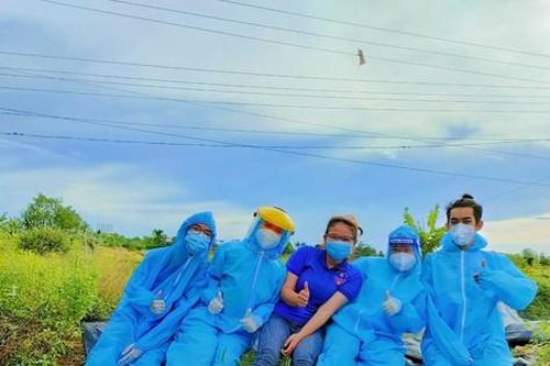 Nữ sinh xây dựng xung phong vào điểm nóng chống dịch