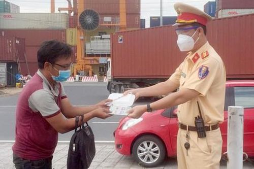 Người đàn ông đi bộ 600 km từ Bình Định về Bình Dương thăm con bệnh nặng