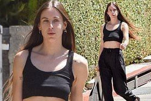 Ái nữ nhà Bruce Willis - Demi Moore 'thả rông' vòng một phản cảm ra phố