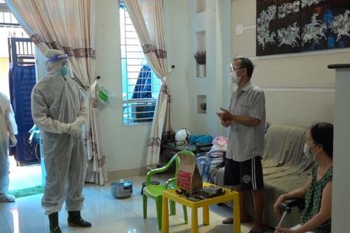 Bất kể ngày đêm, chiến sĩ quân y thăm khám, điều trị F0 tại nhà