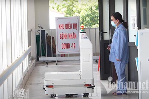 Robot Make in Vietnam vận chuyển thức ăn, đồ dùng cho bệnh nhân Covid-19