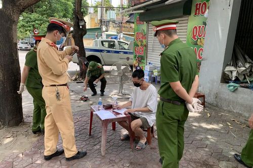 Nam thanh niên ở thành phố Vinh dương tính ma túy, lái xe vượt chốt khi bị cảnh sát kiểm tra