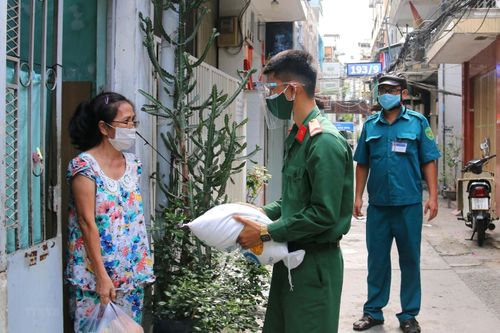 Thắm tình quân dân trong tâm dịch COVID-19 ở TP.HCM