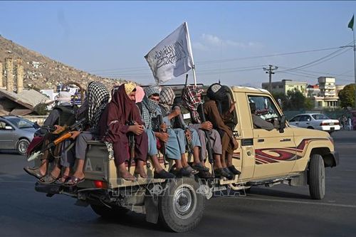 Taliban tăng cường an ninh bên ngoài sân bay quốc tế ở thủ đô Kabul