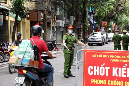 Tổ công tác đặc biệt Công an quận Hoàn Kiếm phạt nhiều trường hợp ra đường không lý do chính đáng