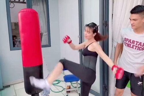 Vợ đang cho con bú tự nhiên chuyển sang tập võ, Mạc Văn Khoa liền 'cầu cứu' netizen