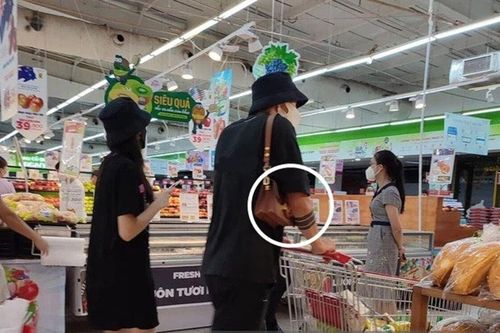 Giữa siêu thị, Đoàn Văn Hậu có hành động 'cưng xỉu' với Doãn Hải My