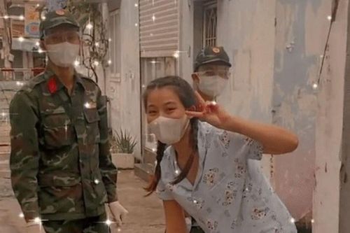 Thấy anh bộ đội mang thực phẩm đến nhà, cô gái tranh thủ chụp kiểu ảnh nhận hàng nghìn lượt 'thả tim'