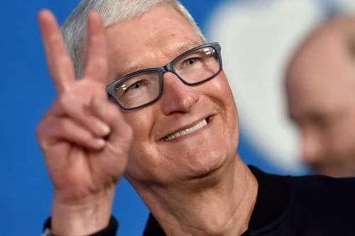 Vừa lĩnh thưởng 5 triệu cổ phiếu Apple, Tim Cook bán ngay lấy 750 triệu USD