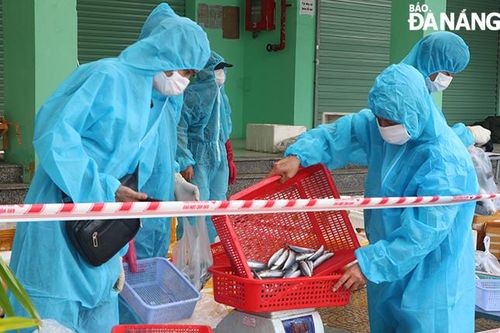 Ngày đầu thí điểm mở lại một số chợ truyền thống