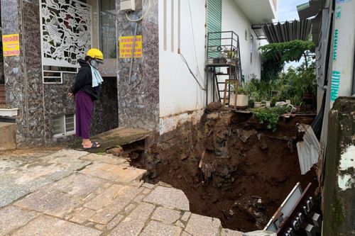 Pleiku: Mưa lớn gây sạt lở đất ảnh hưởng tới nhà dân