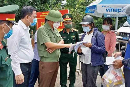 Phó Chủ tịch UBND tỉnh Hồ Đại Dũng kiểm tra các Chốt kiểm soát phòng, chống dịch COVID-19