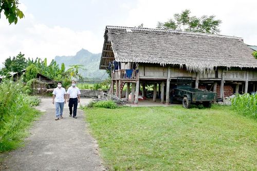 Làng Tày dưới chân núi Đán Hán