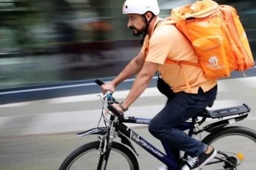 Cựu Bộ trưởng truyền thông Afghanistan tới Đức làm shipper