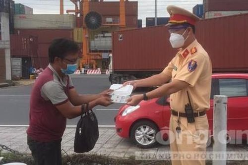 CSGT TPHCM hỗ trợ người đàn ông đi bộ từ Quy Nhơn vào Bình Dương