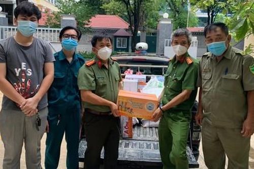 Lực lượng Công an tiếp tục mang gạo về cho nhân dân
