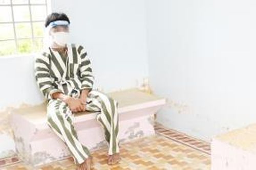 Bắt giam gã con rể mua xăng đốt nhà cha vợ có 8 người bên trong