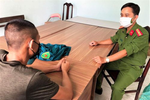 Bị phạt vì giả dân quân tự vệ để ra đường trong thời điểm 'ai ở đâu thì ở đó'