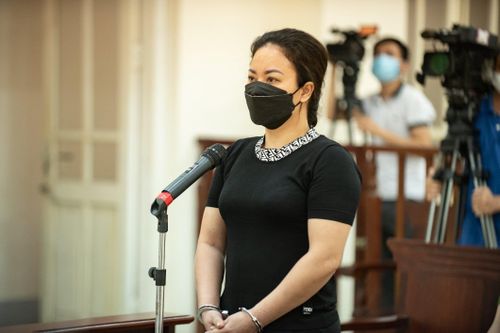 Chủ quán karaoke chốt cửa cố thủ, đưa khách lên tầng thượng trốn lĩnh 1 năm tù