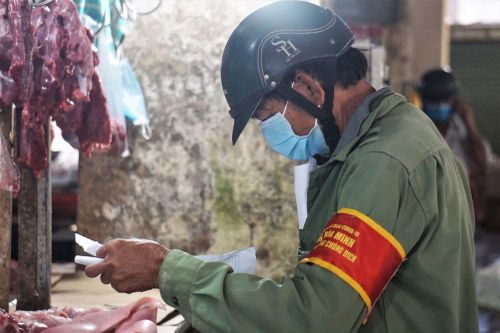Các chợ Đà Nẵng ngày đầu mở cửa: Khách mua là những người 'vác tù và hàng tổng'