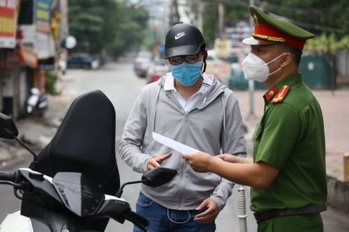 Nam thanh niên làm giả giấy đi đường, tự ký tên giám đốc công ty để qua chốt