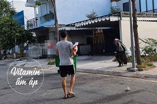 Thấy chú ve chai, chàng trai ôm gạo và khẩu trang ra biếu bất ngờ bị từ chối