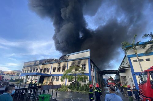 Dũng cảm cứu vụ cháy kho hàng rộng 1.000m2, Trung tá Công an bị thương