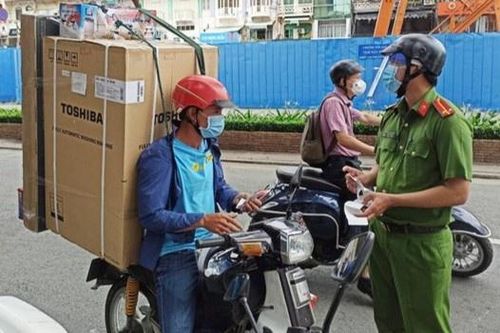 Người TP.HCM gặp khó vì không mua được tủ lạnh, quạt, laptop