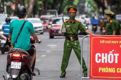 Tổ tuần tra cơ động chặn nhiều người ra đường không đúng quy định